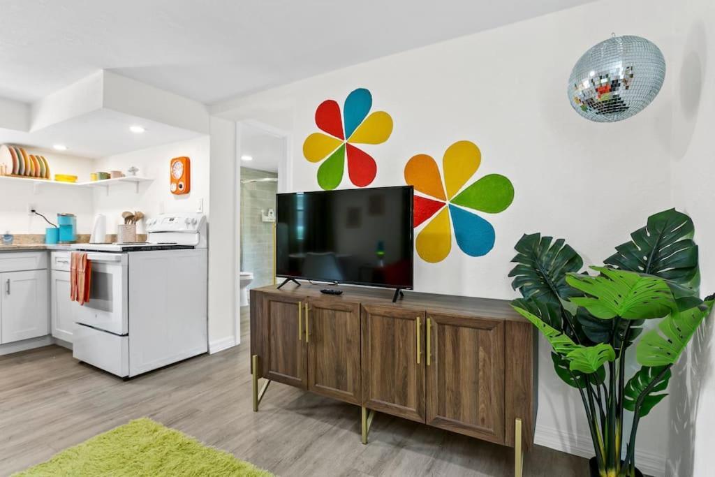 That 70'S Themed Apt Close To Coffee, Food + Shops Tampa Dış mekan fotoğraf
