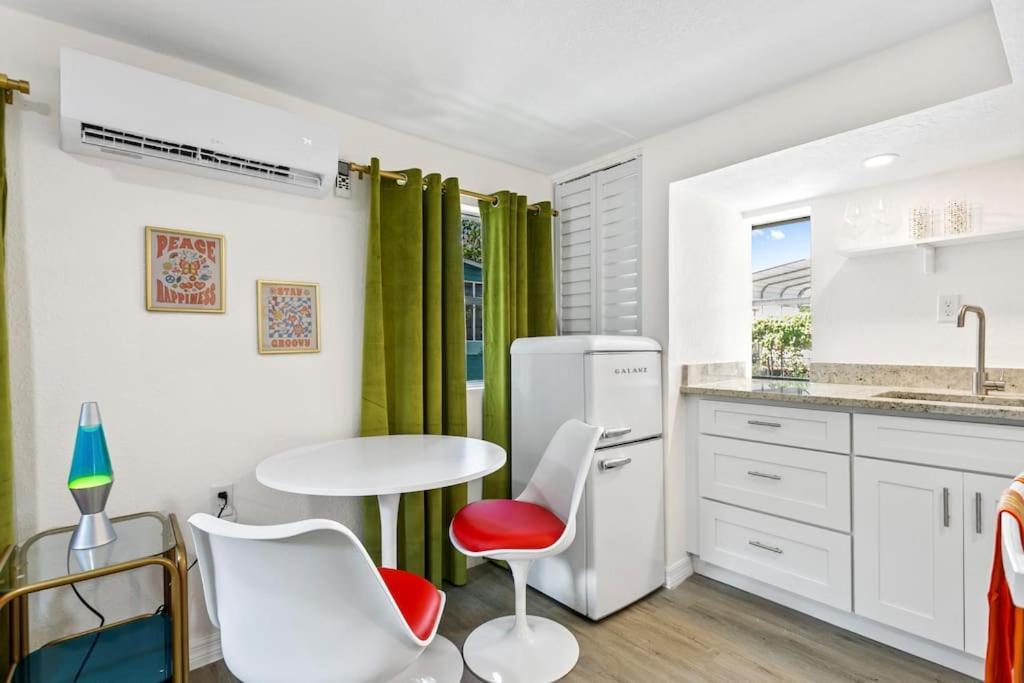 That 70'S Themed Apt Close To Coffee, Food + Shops Tampa Dış mekan fotoğraf